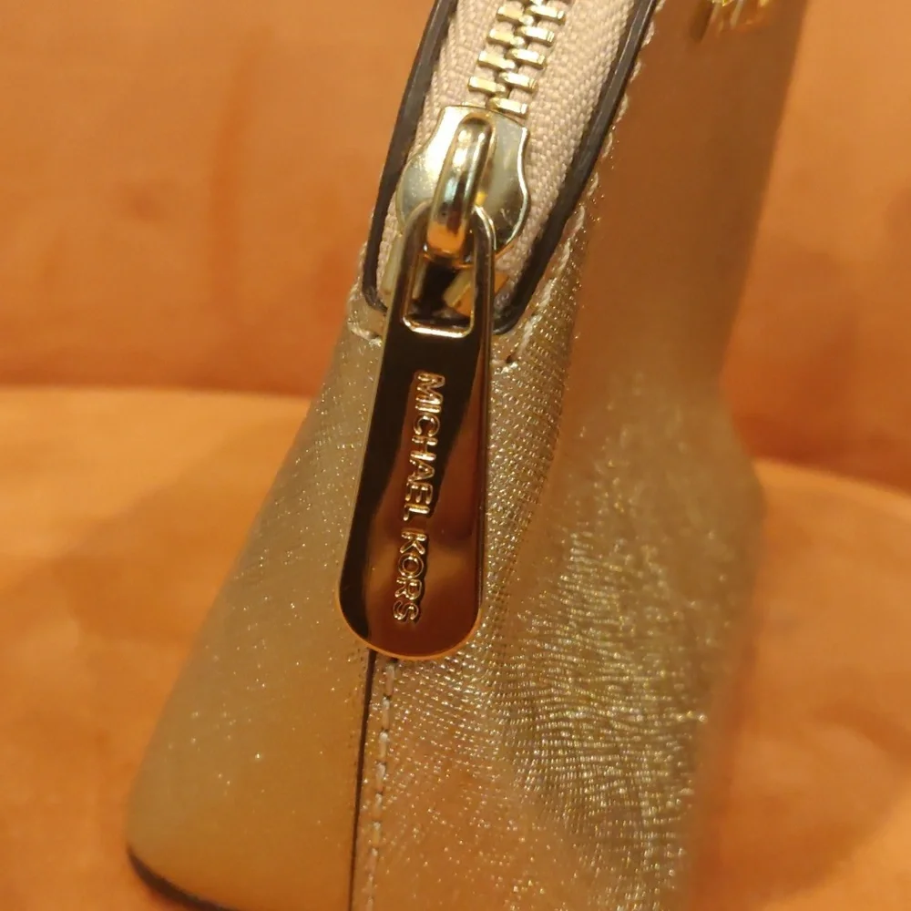 Michael Kors Cindy cosmetics bag in Gold metallic - Picture 3 of 5